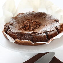 Bolo de chocolate com raspas de chocolate e açúcar em cima