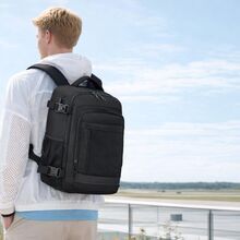 Viajante com mochila de cabine 