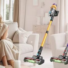 Família com aspiradores sem fios para limpeza doméstica