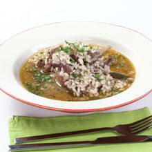 Prato de arroz de coelho com garfo e faca sobre um guardanapo