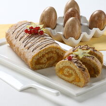 Torta de amêndoa e ovos-moles, com decorações festivas e ovos de madeira