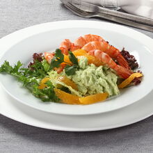 Salada com camarão, abacate e laranja num prato branco