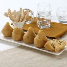 Coxinhas de galinha apetitosas, prontas para saborear