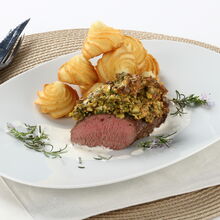 Lombo de borrego assado com batatas e ervas aromáticas