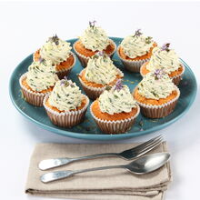 Cupcakes de salmão apetitosos num prato azul, prontos para saborear