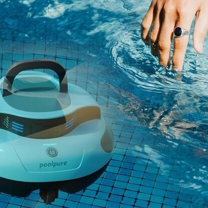 Aspirador robô Poolpure limpa a piscina, libertando tempo para o lazer familiar