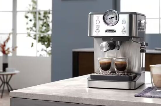 Máquina De'Longhi Classic prepara espresso e cappuccino com design italiano