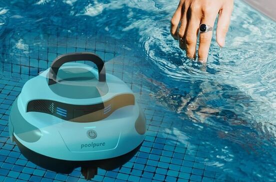 Aspirador robô Poolpure limpa a piscina, libertando tempo para o lazer familiar