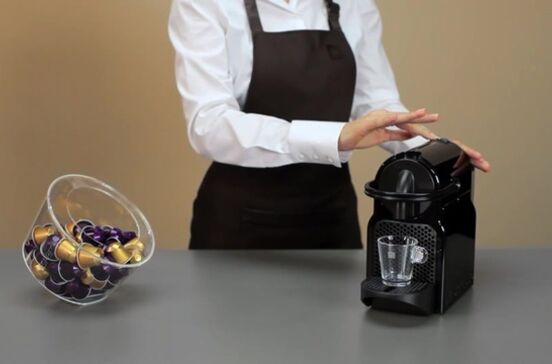 Máquina Nespresso De'Longhi Inissia com desconto e oferta incluída