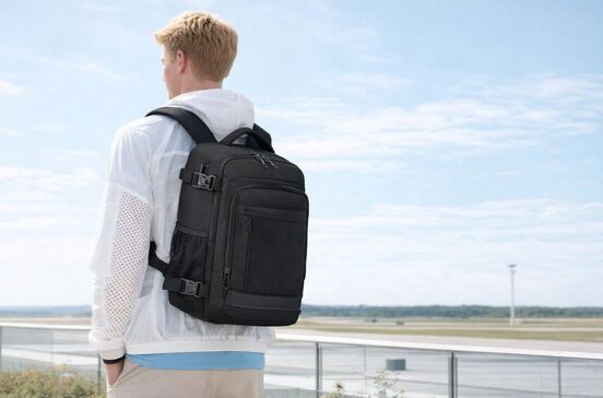 Viajante com mochila de cabine 