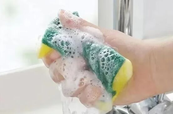 Esponja com espuma para lavar loiça