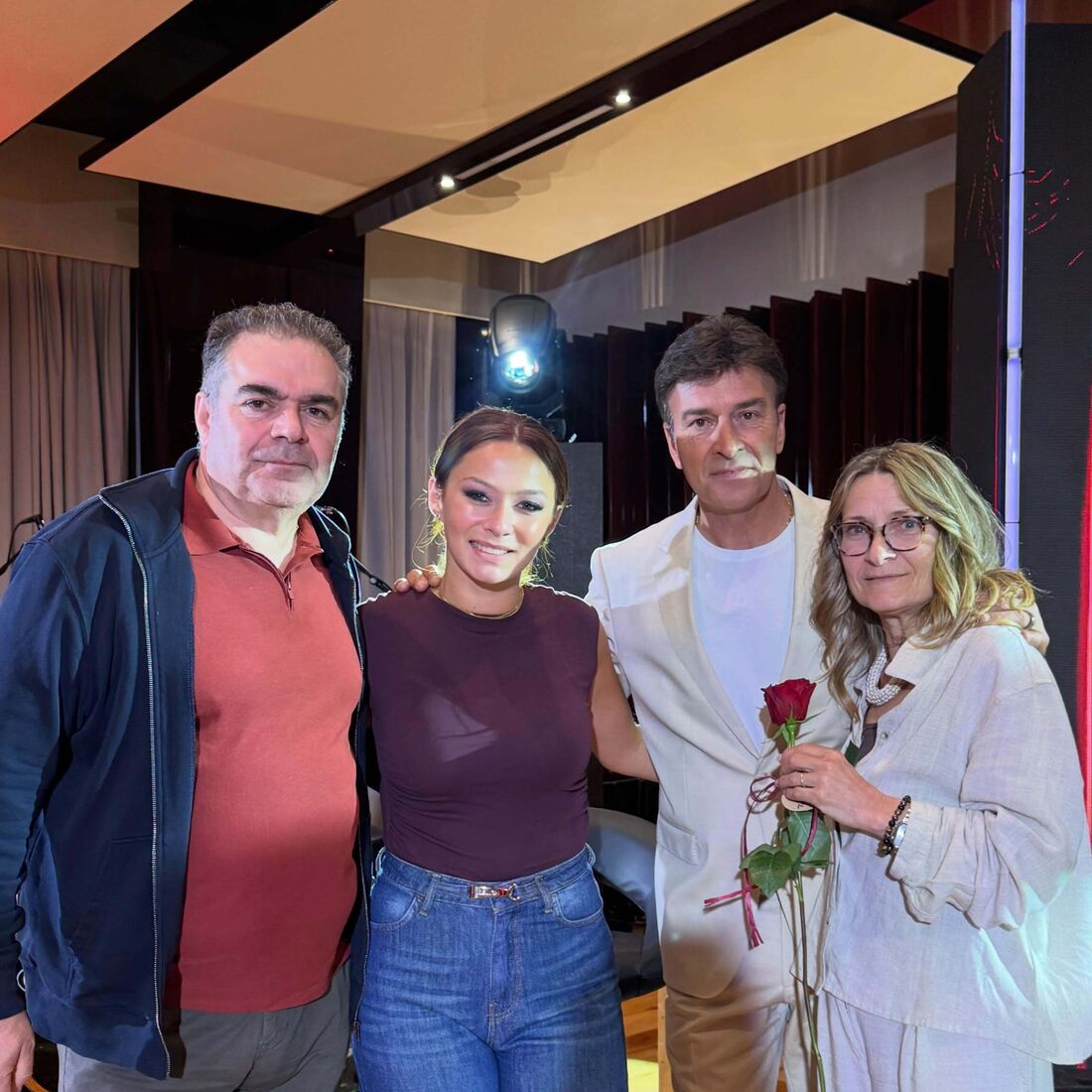 Eva juntamente com os pais, António e Valerie, e Tony Carreira
