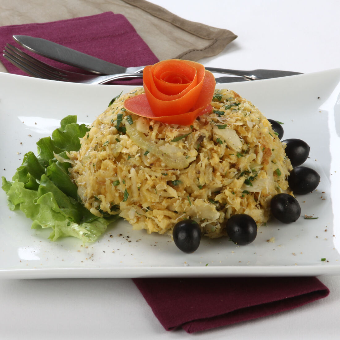 Prato de bacalhau à Brás com azeitonas e decoração floral
