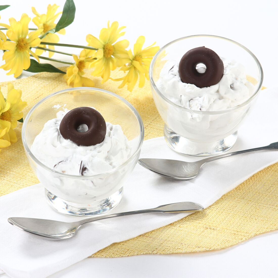 Sobremesa de musse de biscoitos com flores amarelas