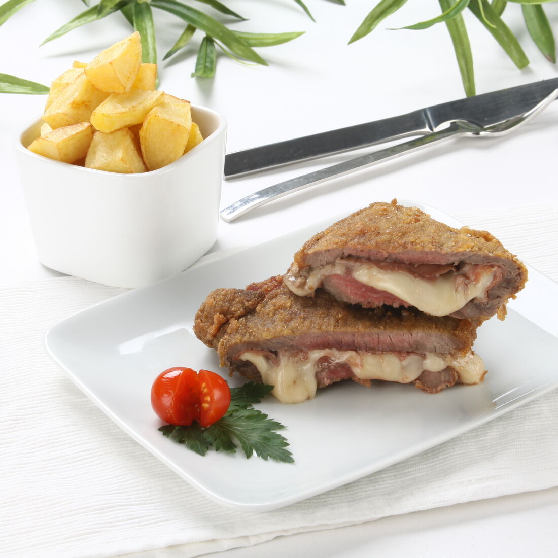 Cordon Bleu com batatas fritas e tomate cherry