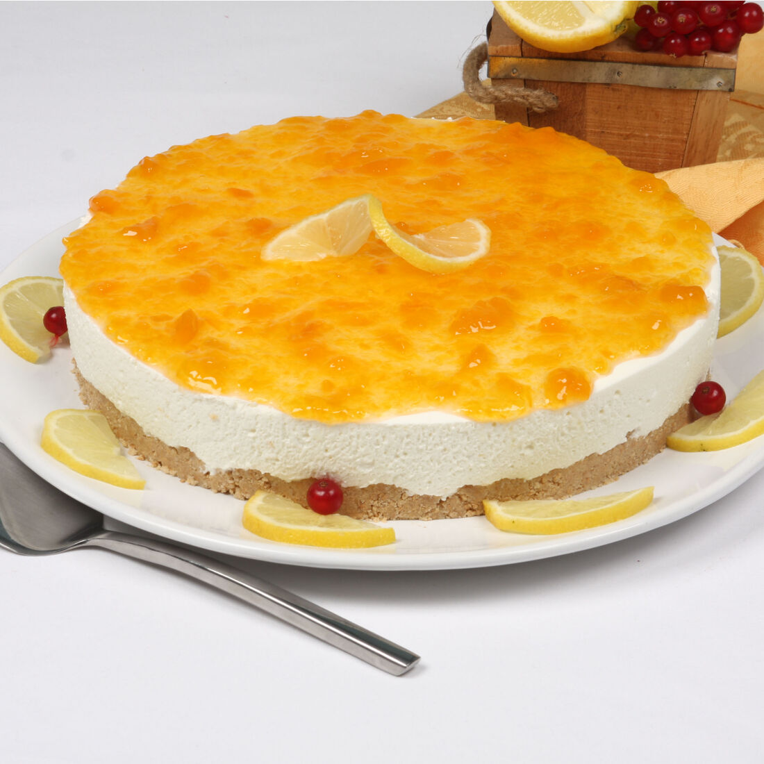 Cheesecake de limão com cobertura de marmelada e decoração cítrica