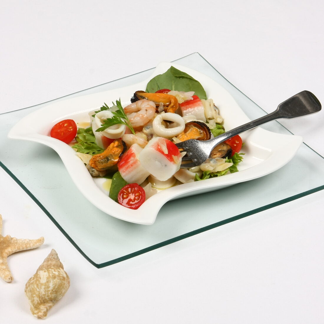 Salada de frutos do mar com camarão, mexilhão e lula num prato branco