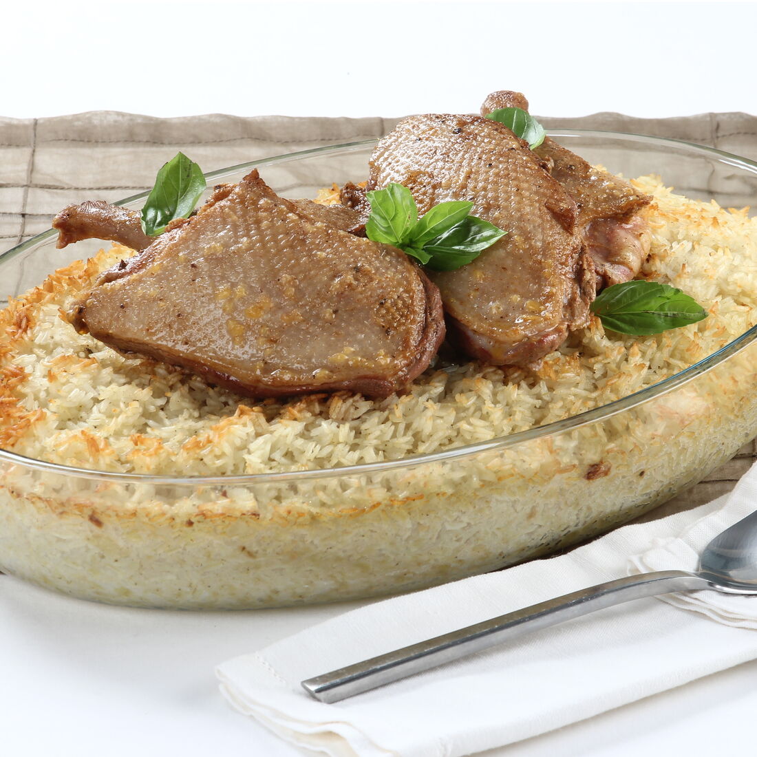 Pato assado com arroz de forno e manjericão num pirex