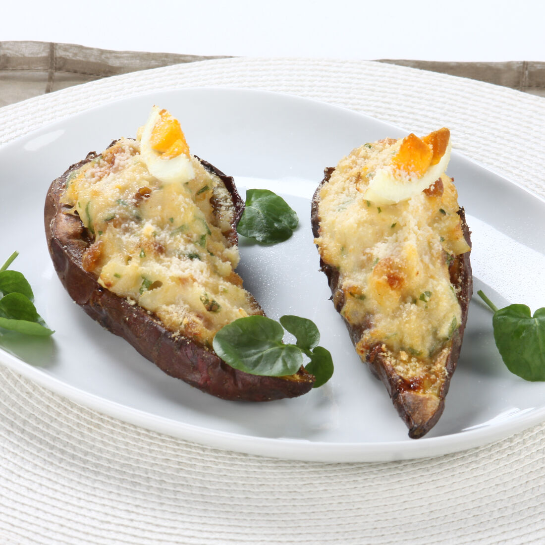 Batata-doce recheada com peixe e ovo cozido