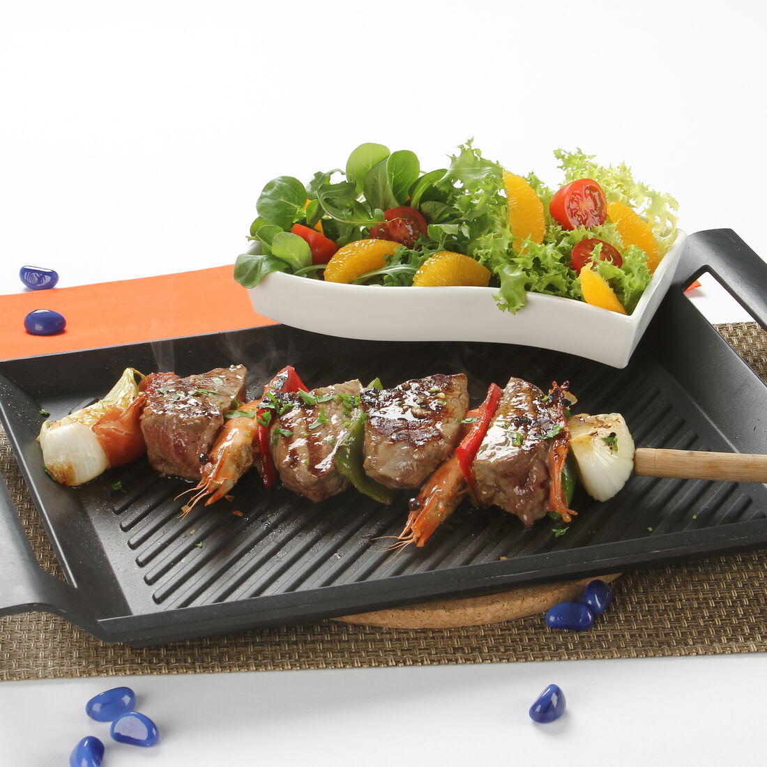 Espetadas de carne e camarão grelhados com salada mista