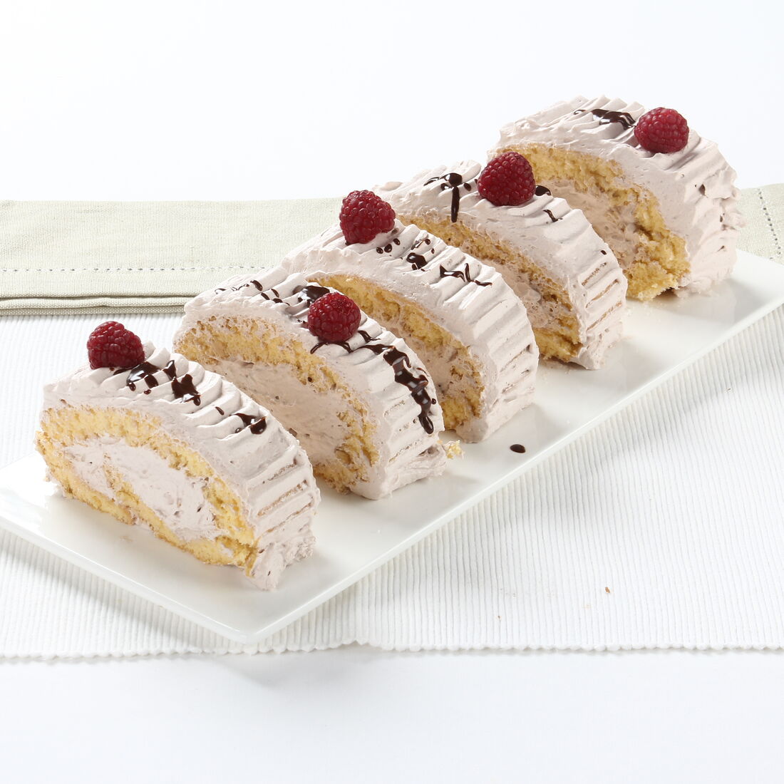 Torta com chantili de chocolate e framboesas