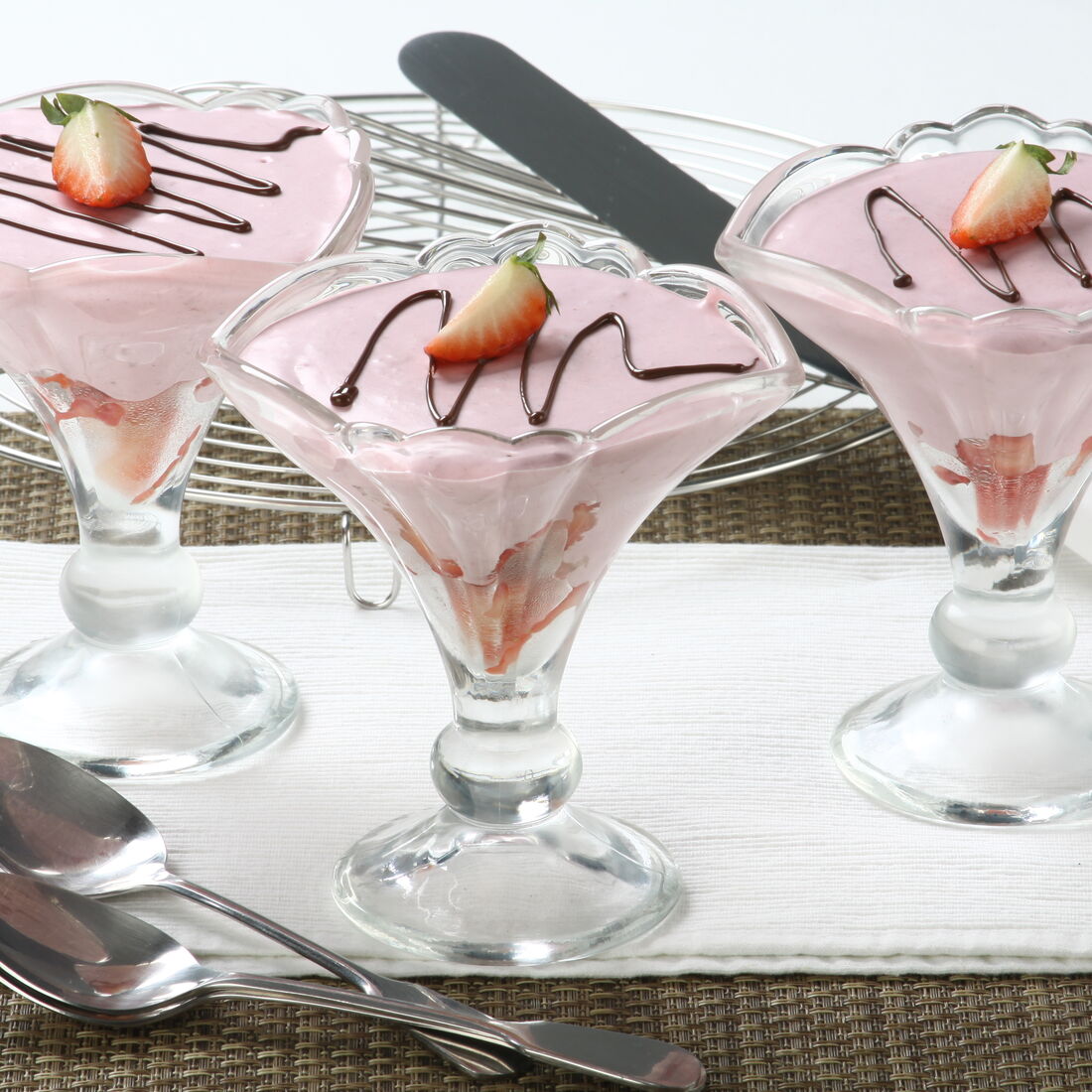 Delicie-se com a sobremesa fresca: mousse de morango em taças elegantes, perfeito para um momento de prazer