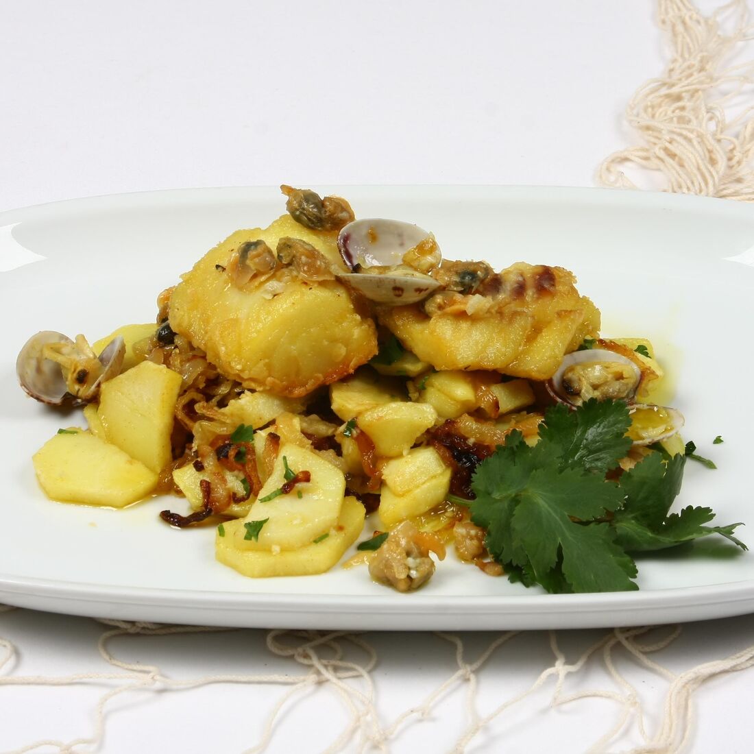 Bacalhau com amêijoas e batatas, receita tradicional portuguesa.
