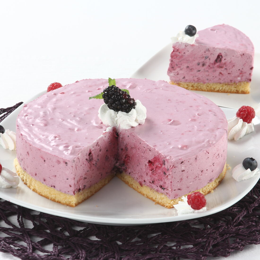 Semifrio de frutos silvestres com amoras, framboesas e mirtilos