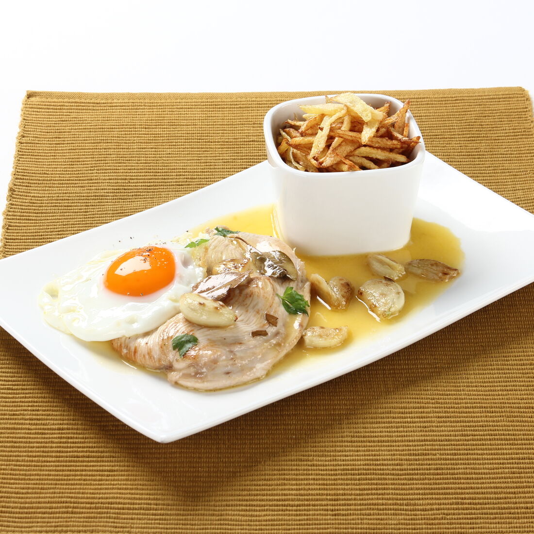 Bitoque com ovo estrelado, batata frita e molho de alho