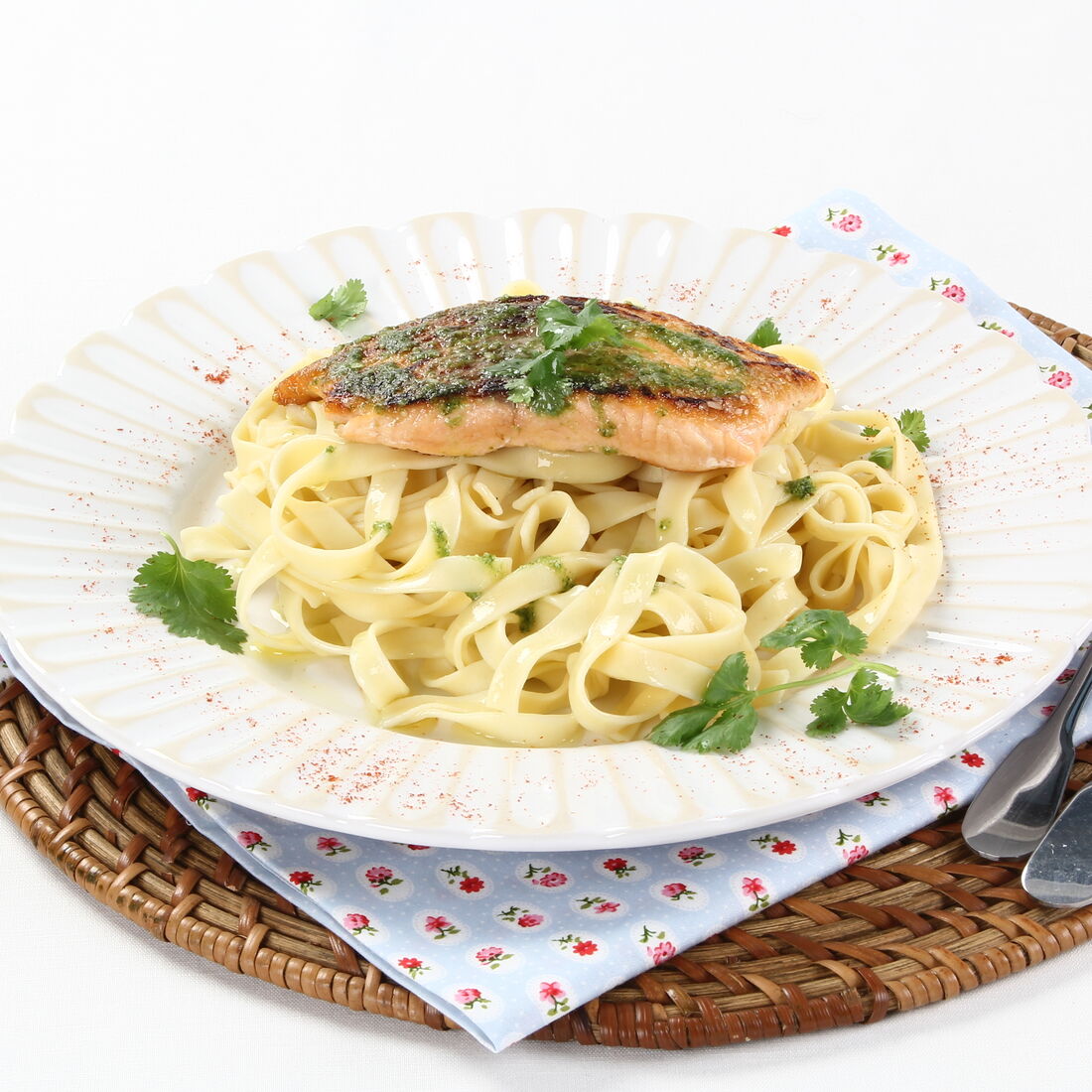 Prato de tagliatelle com salmão grelhado e ervas frescas