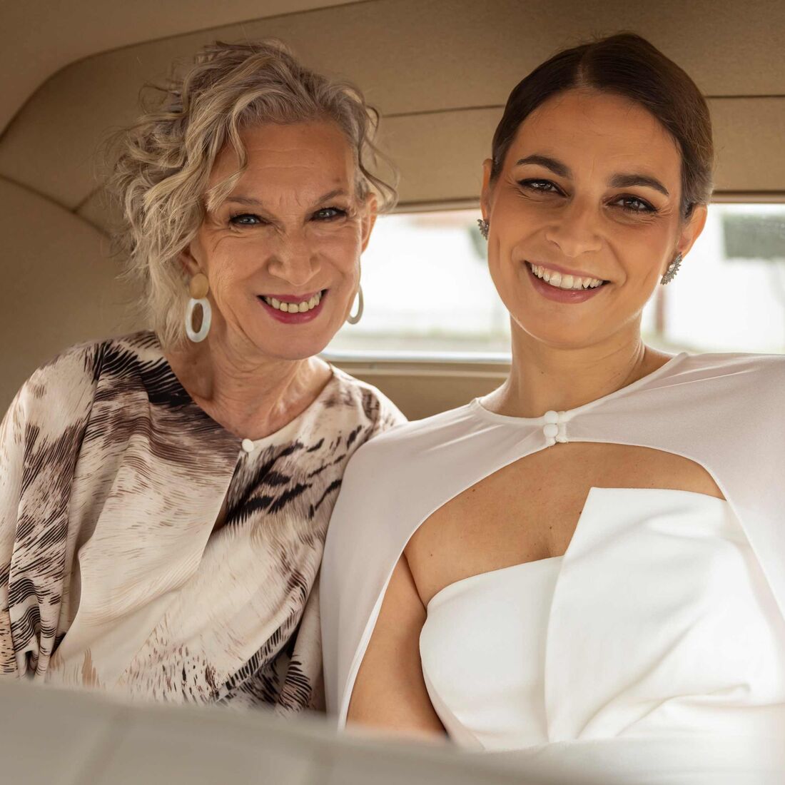 Casamento de Flor e Sammy em Terra Forte: noiva e convidada sorriem no carro