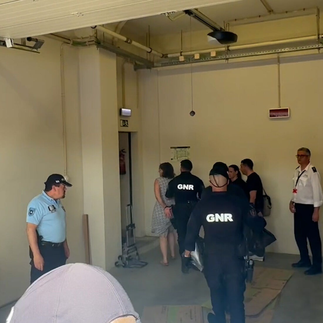 Mãe a cantar e padrasto a dizer 'amo-vos': A chegada ao tribunal do casal que abandonou crianças francesas
