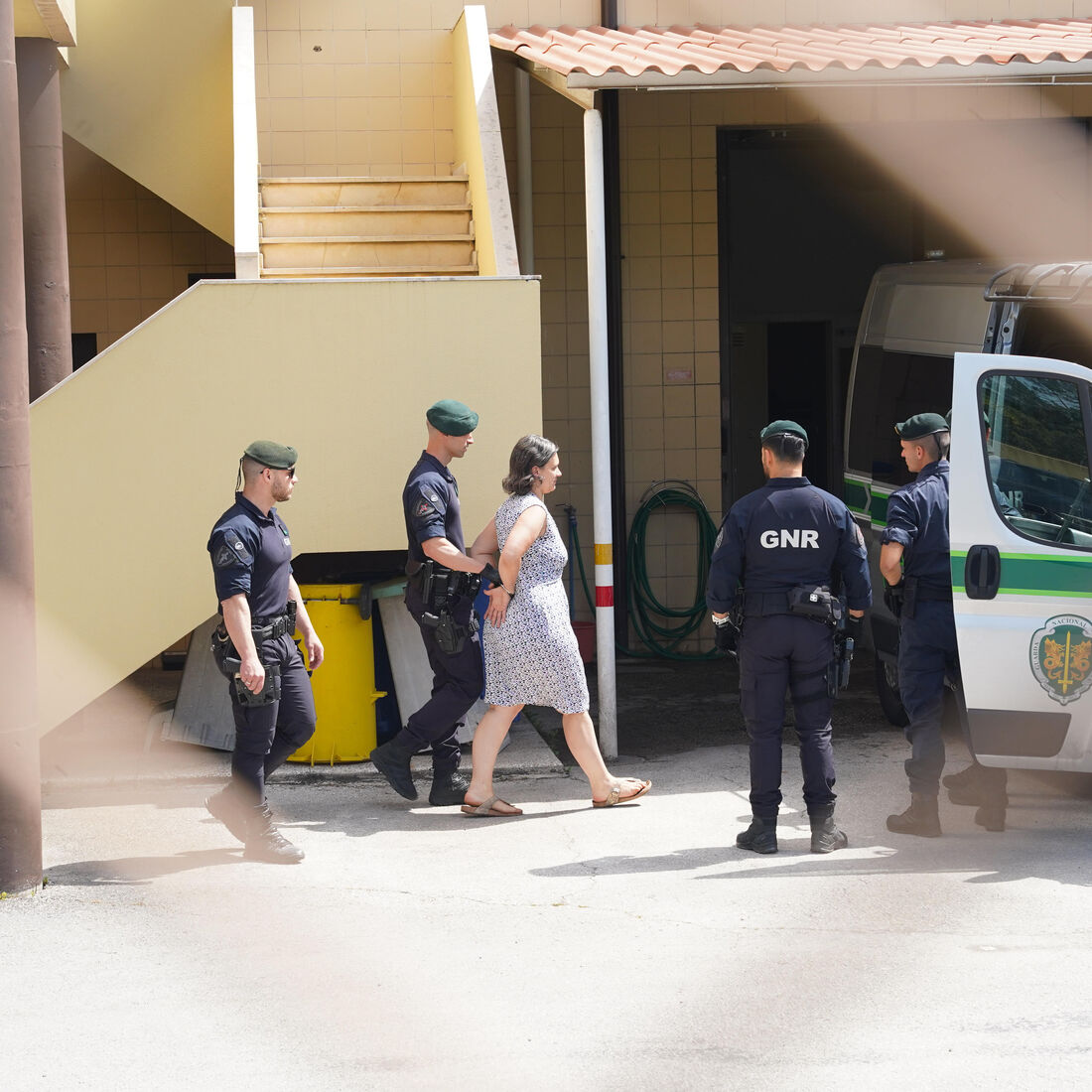 Tribunal decide medidas de coação para casal por abandono de menores em Alcácer do Sal, com escolta da GNR