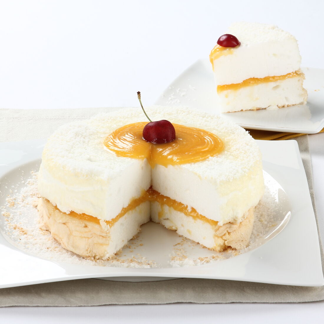 Tarte de claras e coco com doce de ovos e cereja