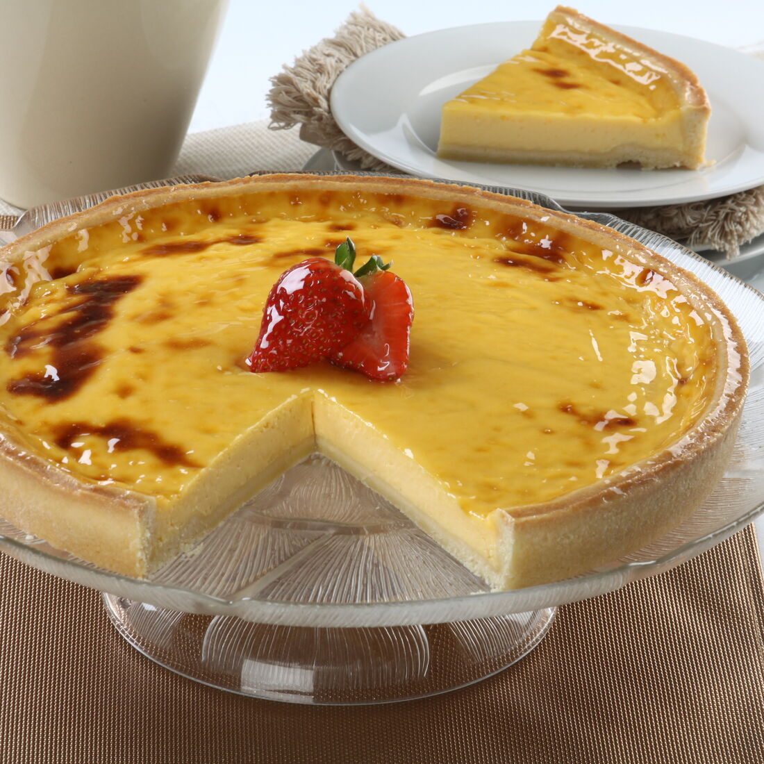 Tarte de creme com morangos e fatia servida num prato