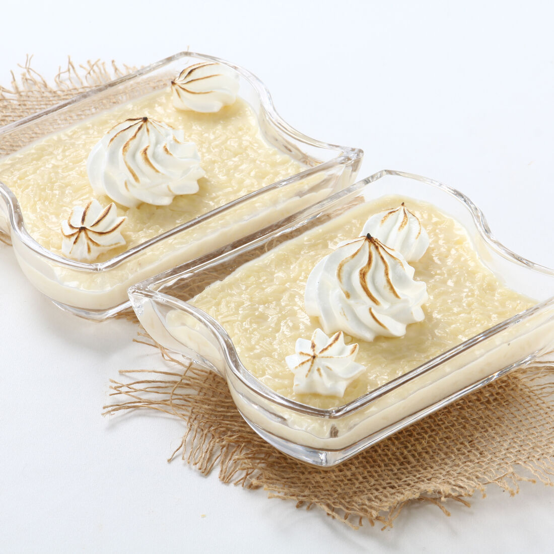 Arroz-doce cremoso com merengue em taças de vidro, sobre base rústica