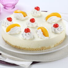 Semifrio de pêssego com chantilly e cerejas