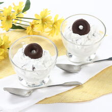 Sobremesa de musse de biscoitos com flores amarelas