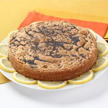 Bolo de limão com sementes de papoila e limões fatiados