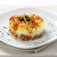 Empadão com puré de batata e cenoura, azeitonas e cebolinho