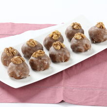 Bolinhos de noz numa travessa branca, prontos para saborear