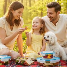 Família faz piquenique com comida e cão num parque