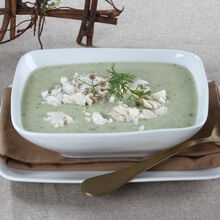 Sopa aveludada de peixe com ervas aromáticas num ambiente cuidado