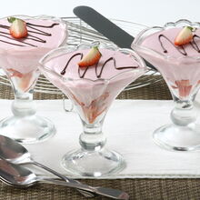 Delicie-se com a sobremesa fresca: mousse de morango em taças elegantes, perfeito para um momento de prazer