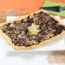 Piza de chocolate e banana com carambola e mirtilo