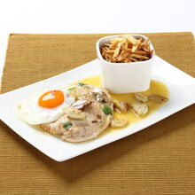 Bitoque com ovo estrelado, batata frita e molho de alho