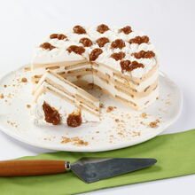 Bolo de bolacha e caramelo, com cobertura de chantilly e calda de caramelo