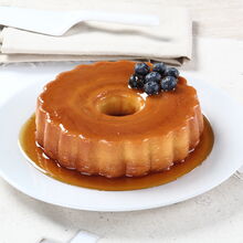 Pudim de iogurte com mirtilos frescos e calda de caramelo