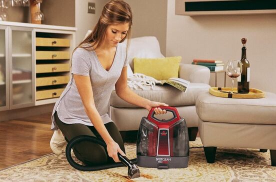 Aspirador compacto promete remover nódoas de sofás, carpetes e carros