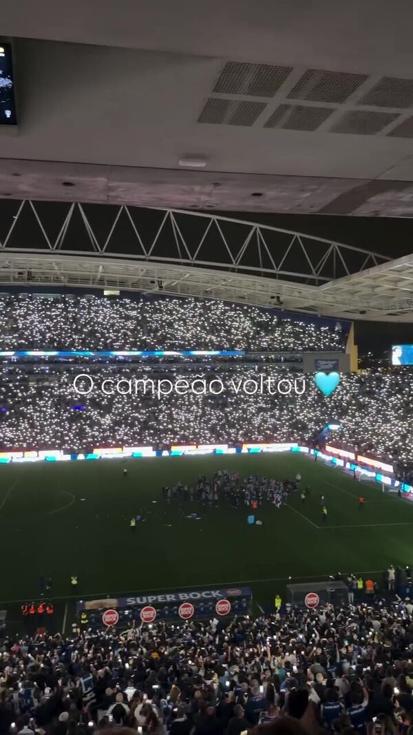 Mariana Monteiro e Bruno Gonçalves celebram o título do FC Porto no estádio